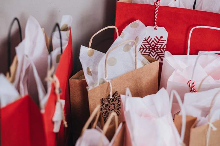 Achat des cadeaux de Noel sacs de shopping