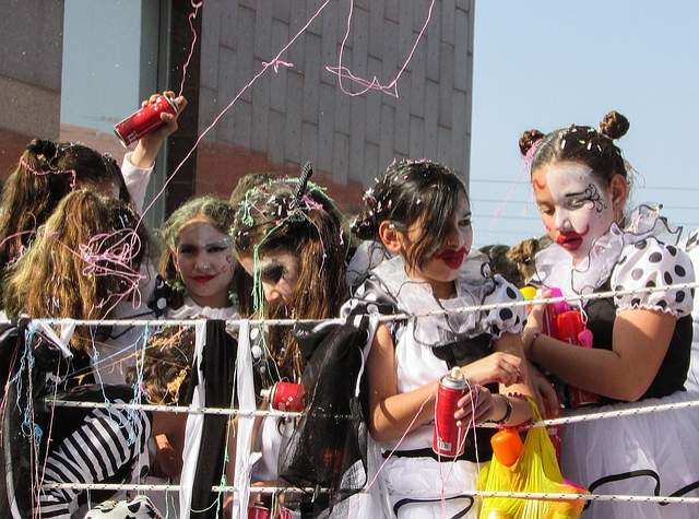 filles déguisées dans une fête en plein air
