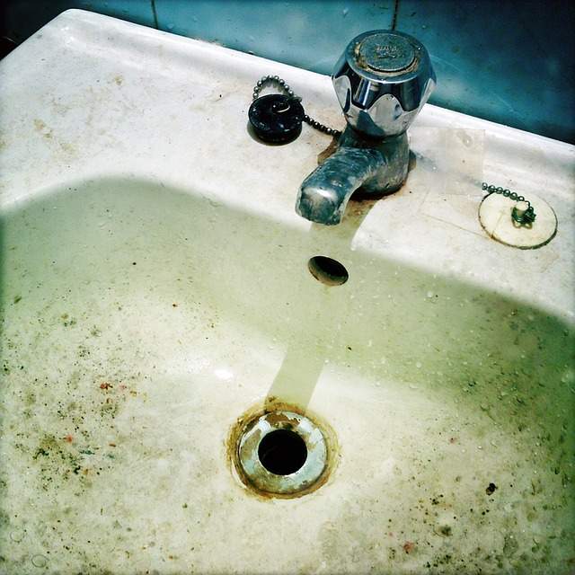 lavabo sale résidus canalisation et mauvaises odeurs