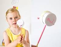 Fabriquer un tap-tap ou un tambourin pour les enfants