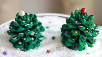 Pommes de pin transformées en mini arbres décoratifs pour Noël