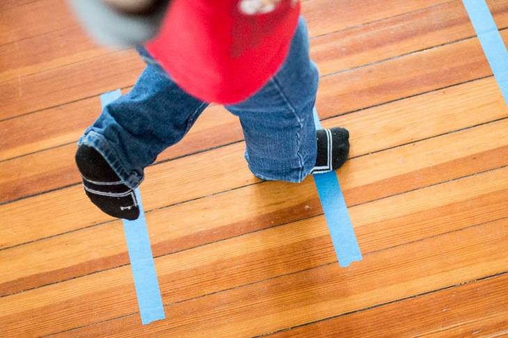 activité : enfant qui saute sur un seul pied