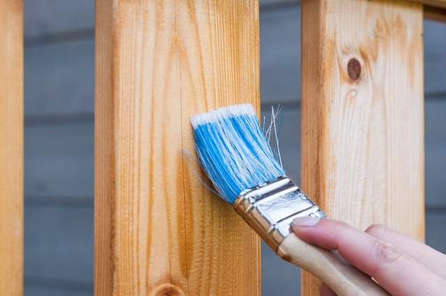 lasurer une clôture en bois