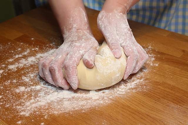 pétrir la pâte pendant 10 minutes pour faire du pain maison