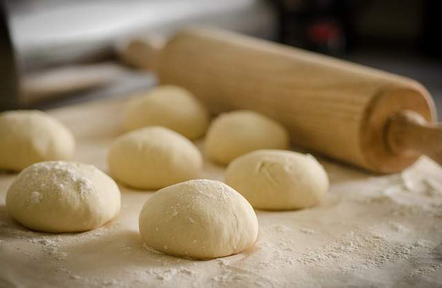séparer la pâte à pain maison en pâtons et laisser lever