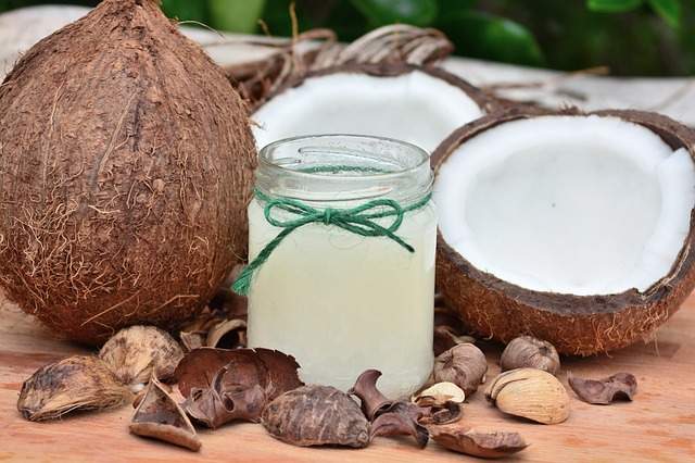 l'huile de noix de coco et la paraffine pour soigner les crevasses et les talons fendillés 