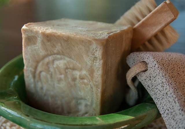 brosse et pierre ponce pour éliminer les peaux mortes sur les pieds