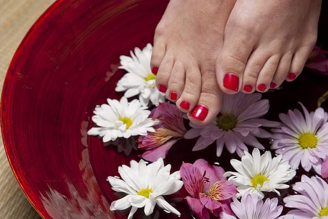Soins pour prévenir les crevasses et les talons fendillés