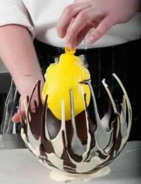 Bol en chocolat noir et chocolat blanc