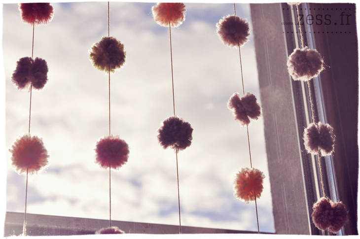 Rideau de fils avec des pompons