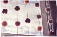 Rideau de fils avec des pompons