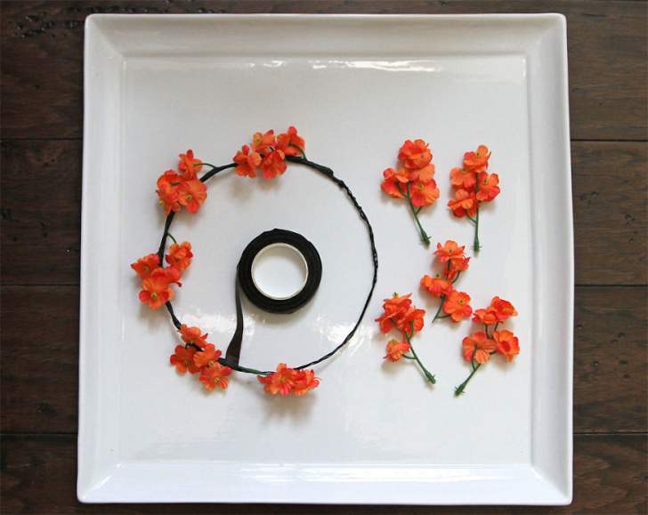 Attachez les fleurs à la couronne