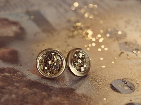 Boucles d’oreilles pailletées avec des boutons