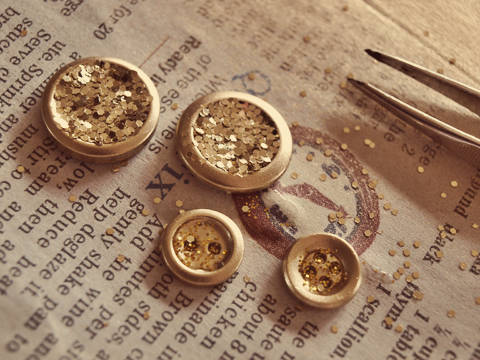 Boucles d’oreilles pailletées avec des boutons