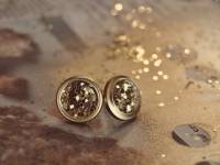 Boucles d’oreilles pailletées avec des boutons