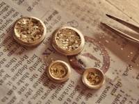 Boucles d’oreilles pailletées avec des boutons
