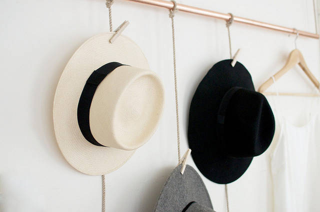 Rangement mural pour chapeaux