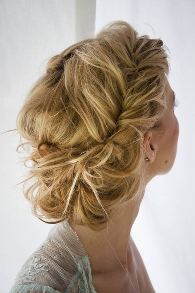 Choisir sa coiffure de mariage selon sa robe