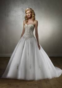 Choisir sa coiffure de mariage selon sa robe