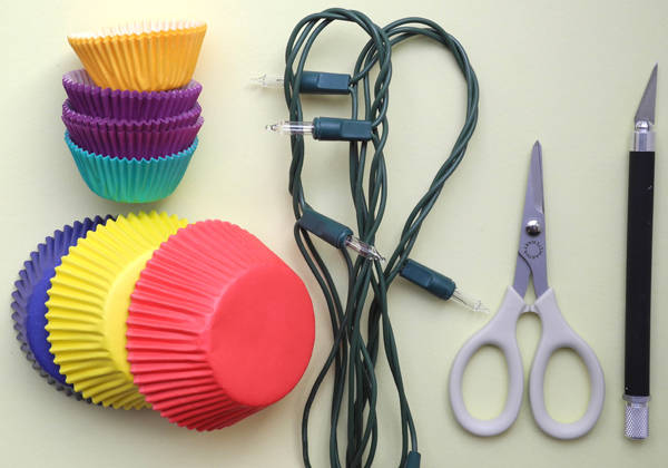 Guirlande lumineuse avec des coupelles en papier