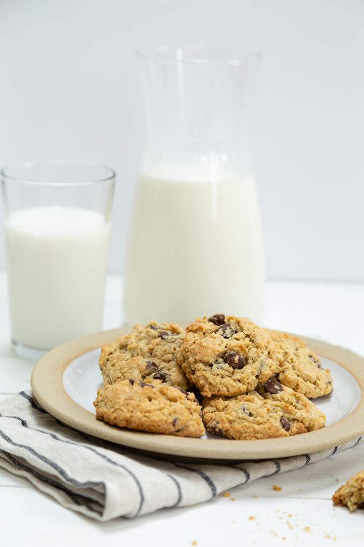 cookies dans une assiette et un verre et une bouteille de lait