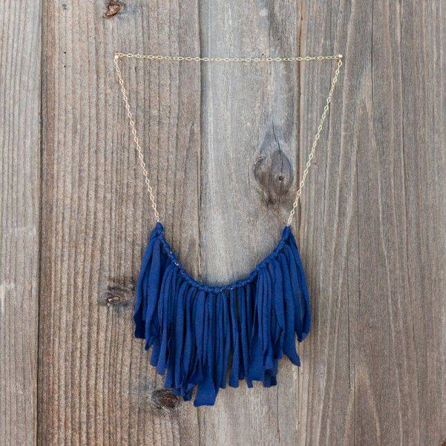 Collier à franges avec un vieux t-shirt