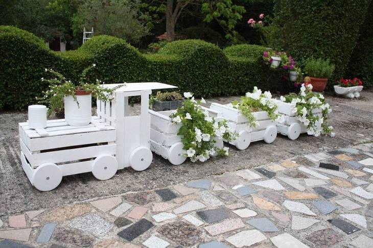 Jardinière DIY en forme de train fabriquée avec des caisses en bois