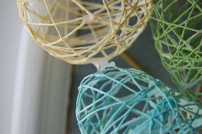détails des œufs décoratifs en fils
