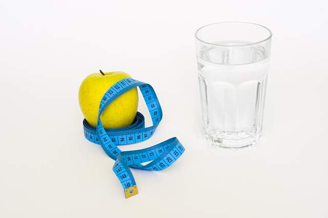 verre d'eau, pomme et mètre ruban