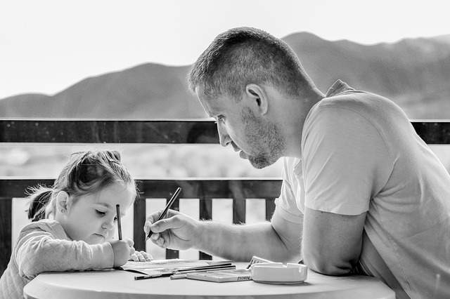 Enfant qui fait ses devoirs