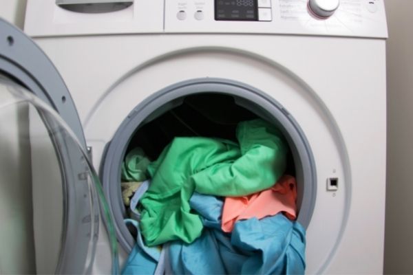Tambour de machine à laver rempli de vêtements