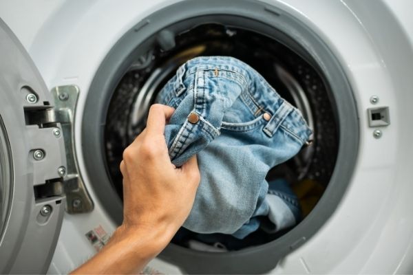 mettre un jean dans l'hublot de la machine à laver