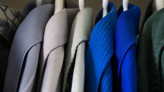 chemises accrochées à des cintres bien rangés