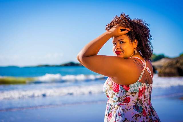 Belle femme ronde sur la plage