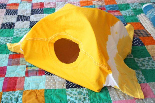 utiliser un t-shirt pour fabriquer une tente pour chat