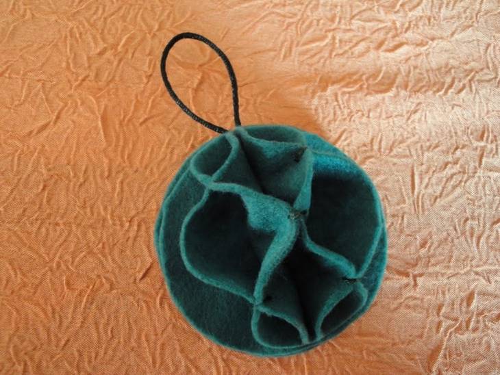 Boules de Noël en feutrine