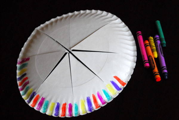 Couronne pour enfant avec une assiette en carton