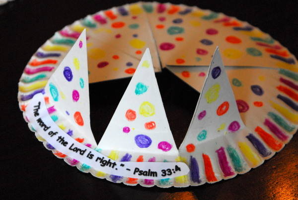 Couronne pour enfant avec une assiette en carton