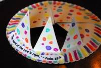 Couronne pour enfant avec une assiette en carton