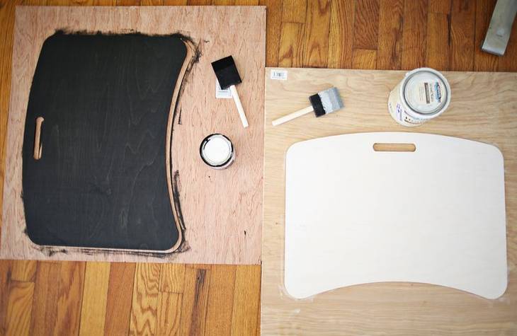 peindre la planche pour faire la table de genoux pour ordinateur