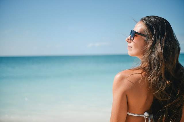 Utilisez l'huile de monoï pour protéger les cheveux du soleil et de la mer et comme soin après-soleil pour la peau