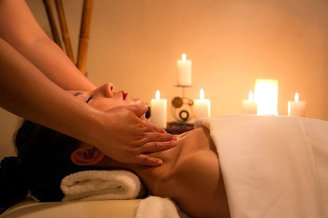Utilisez l'huile de monoï pour un massage ou un auto-massage relaxant et nourrissant pour la peau