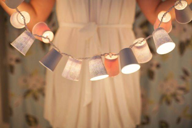 Guirlande lumineuse avec des gobelets en carton