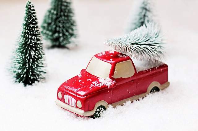 décoration hivernale de Noel camionnette miniature fausse neige et arbres de Noel