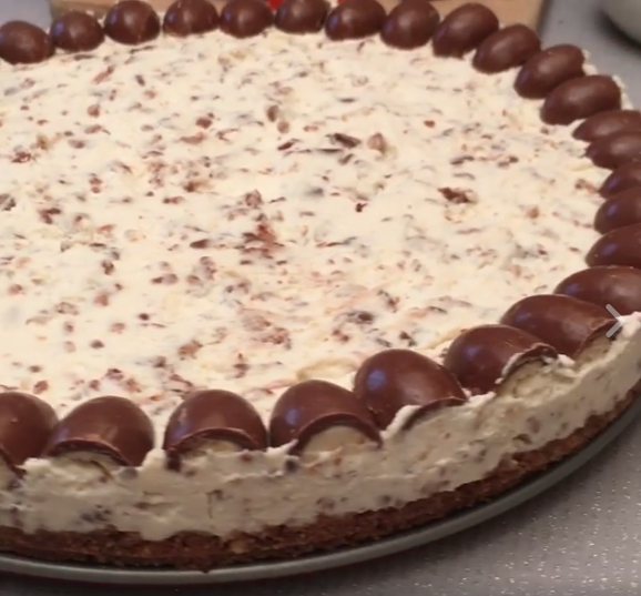 décoration de cheesecake avec des chocolats schoco-bons