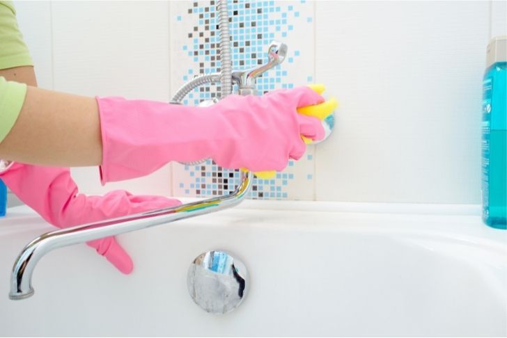 Comment nettoyer les taches difficiles dans une baignoire