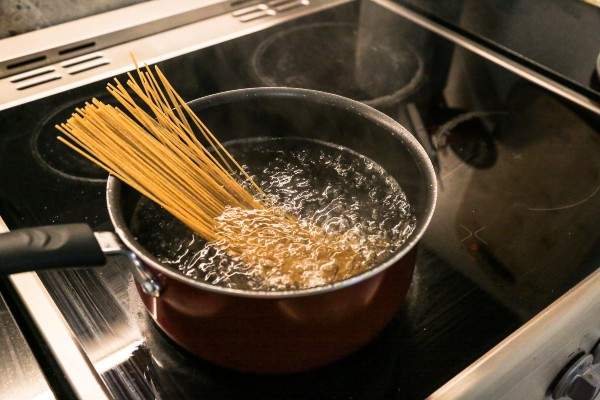 casserole d'eau et spaghetti