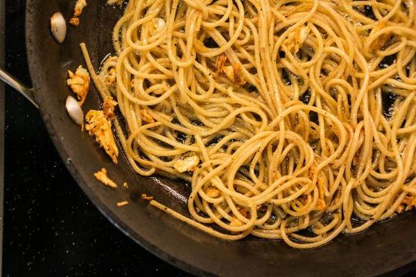 ajouter spaghettis égouttés à la poêle