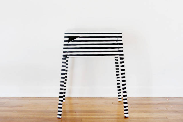 Ajouter des rayures design à une table de nuit trop simple