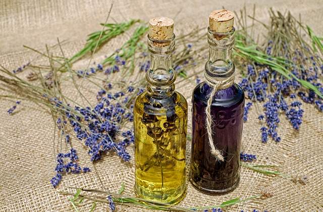 deux bouteilles de macérat huileux et fleurs de lavande